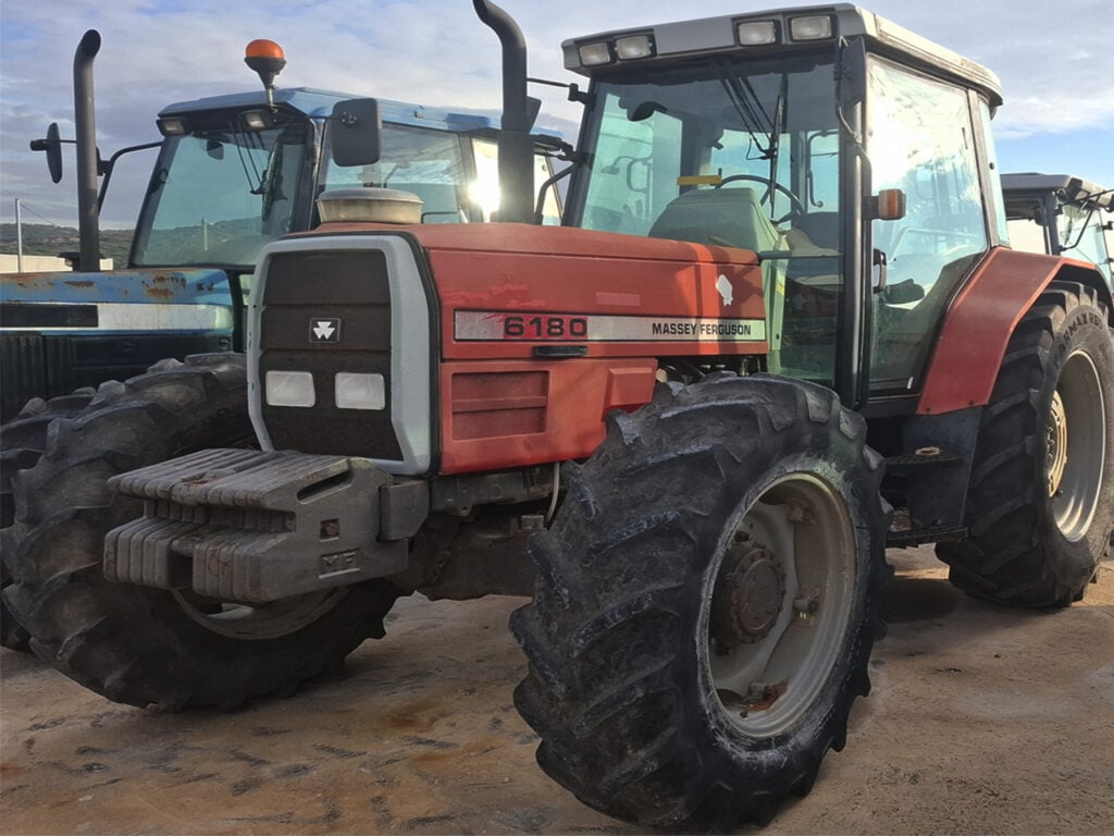 Κόκκινο τρακτέρ Massey Ferguson 6180