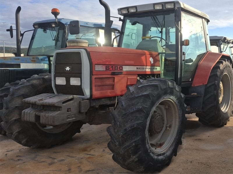 Κόκκινο τρακτέρ Massey Ferguson 6180