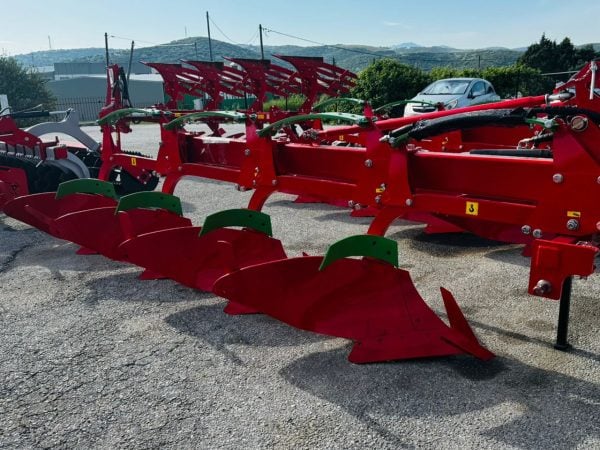 Square plough with hydraulic adjustment, without wheel
